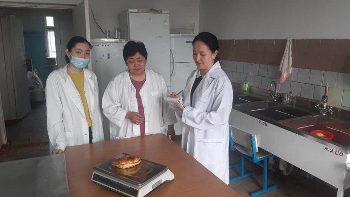 Мектептің бракераждық комиссиясының оқушылардың сапалы тамақтануын тексеру барысы
