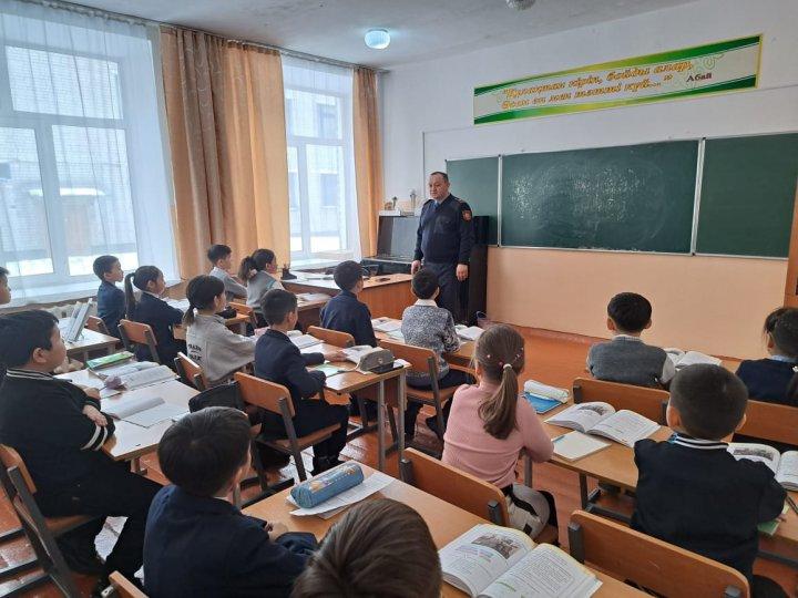 "Жолда жүру ережелері", "Құқықтық тәртіп" тақырыптарында кездесу өткізді.