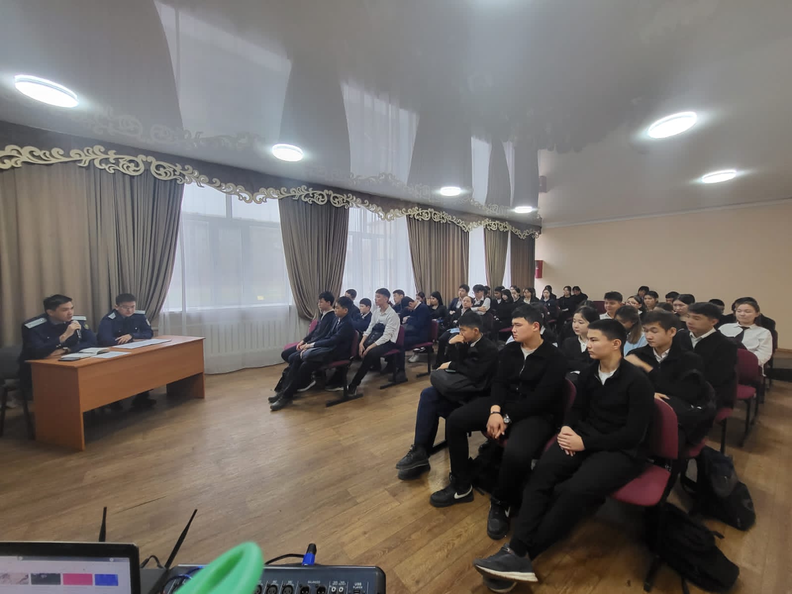 Бүгін Семей қаласының прокуратурасынан бөлім прокурорлары Д.Қ.Тасжанов пен Е.М.Әбділдә 10 сынып оқушыларына " Жасөспірім және нашақорлық" тақырыбында дәріс оқыды. Дәріс барысында нашақорлықтың зияны, жасөспірімдер арасында таралуы, туралы.